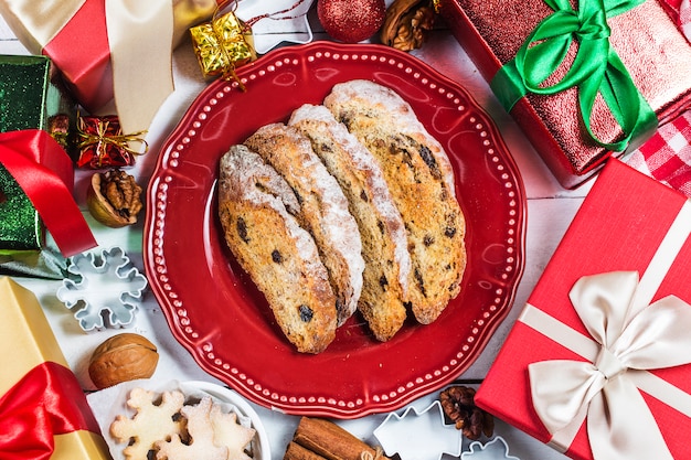 Foto weihnachtsplätzchen und -geschenke auf weißem hölzernem hintergrund.