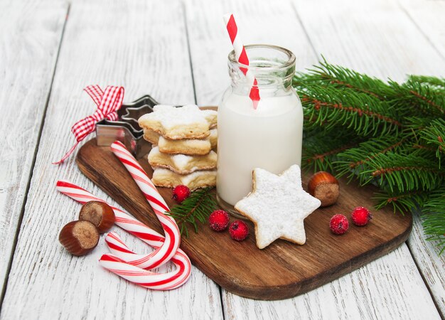 Weihnachtsplätzchen und Milch