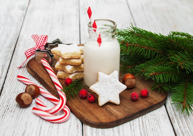 Foto weihnachtsplätzchen und milch