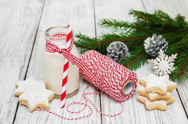 Weihnachtsplätzchen und milch