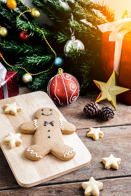 Weihnachtsplätzchen und neues Jahr in Form des Lebkuchenmannes auf Tabelle