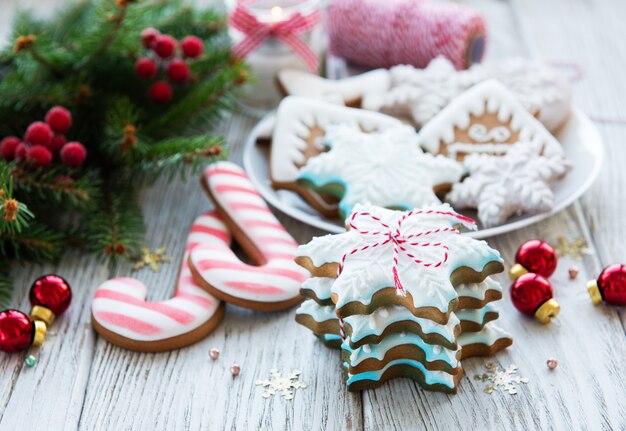 Weihnachtsplätzchen und Weihnachtsbaum