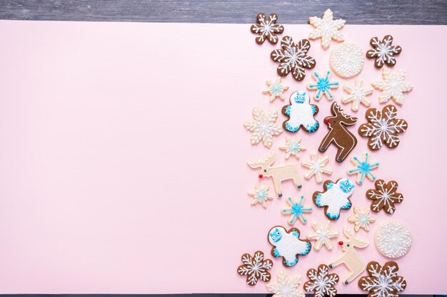 Weihnachtsplätzchen verziert mit königlicher Zuckerglasur.