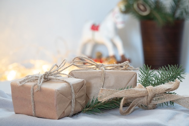 Weihnachtsplatz Naturkonzept Handwerk Ökologie Materialien Einstellung mit Band und Weihnachtsschmuck