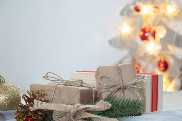 Weihnachtsplatz Naturkonzept Handwerk Ökologie Materialien Einstellung mit Band und Weihnachtsschmuck