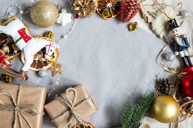 Weihnachtsplatz Naturkonzept Handwerk Ökologie Materialien Einstellung mit Band und Weihnachtsschmuck