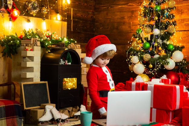 Weihnachtsrabatte weihnachten kleiner weihnachtsmann helfer elf mit einem magischen geschenk für weihnachten check cont...