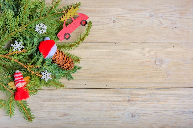 Weihnachtsrahmen aus Tannenzweigen, Weihnachtsschmuck. . Flaches Stapeln, Draufsicht, Kopierraum