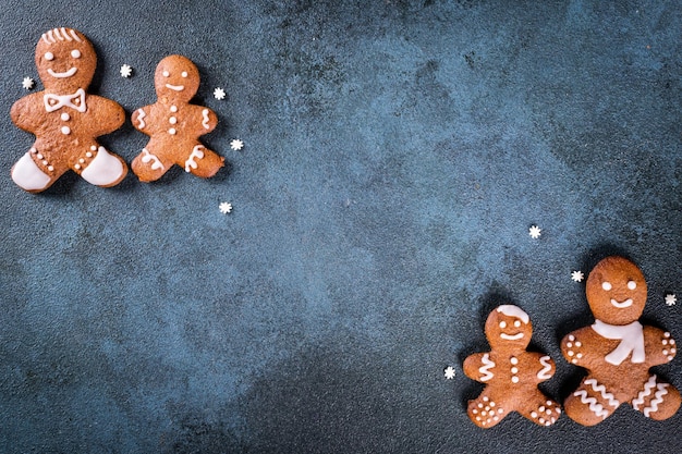 Weihnachtsrahmen mit Lebkuchenplätzchen Weihnachtsplätzchen Nüsse und Gewürze Platz für Text kopieren Winterferien Hintergrund Mock-up Neujahrskomposition Neues Jahr 2023