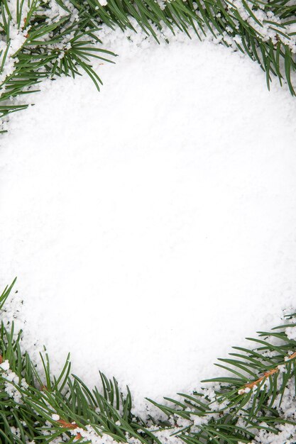 Weihnachtsrahmen mit Schnee isoliert