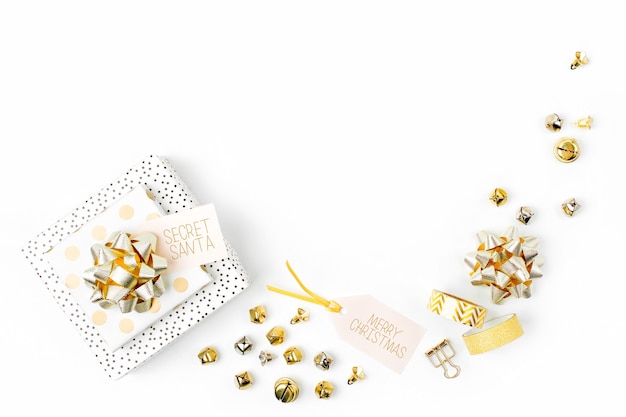 Weihnachtsrahmen. Weihnachtsdekorationen und -geschenke in Goldfarben auf weißem Hintergrund mit leerem Kopienraum für Text. Urlaub und Feier. Flache Lage, Ansicht von oben