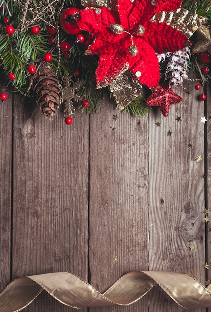 Weihnachtsrand-Design mit roten und goldenen Kugeln