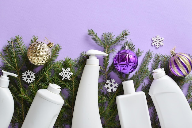 Weihnachtsreinigung Weiße Plastikflaschen mit Reinigungsmittel zur Desinfektion von Tannenzweigen und Christbaumspielzeug
