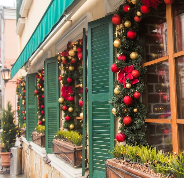 Weihnachtsrote Kugel verzierte Fenster auf Weinlesehaus.