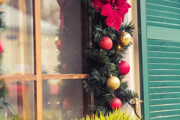 Weihnachtsrote Kugel verzierte Fenster auf Weinlesehaus.