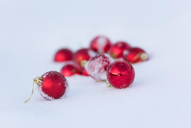 weihnachtsrote kugeln mit langen schatten im frischen schnee am schönen sonnigen wintertag