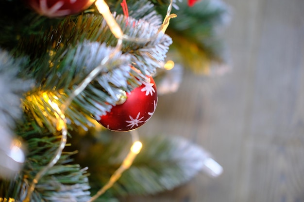 Weihnachtsroter Ball mit weißen Sternen auf hochwertigem Foto des Weihnachtsbaums