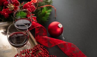 Weihnachtsrotweingläser und weihnachtsdekoration auf der tischdetailansicht