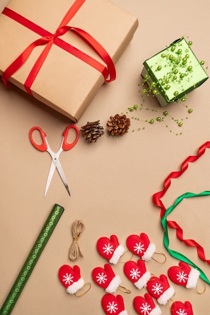 Weihnachtssaison. Weihnachtsgeschenke mit Geschenkverpackung einwickeln,