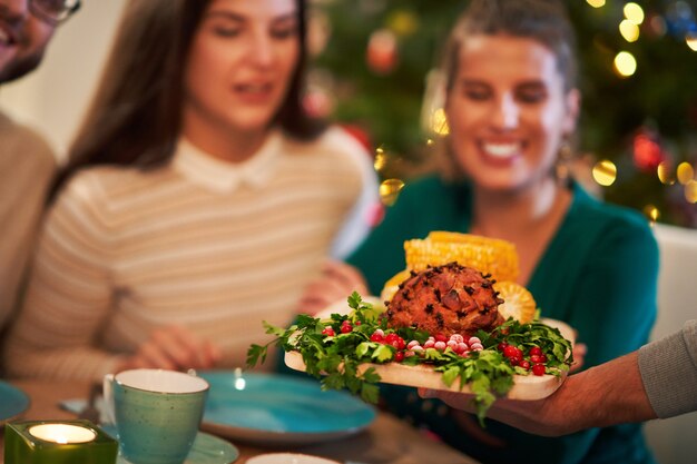 Weihnachtsschinken wird auf dem Tisch serviert