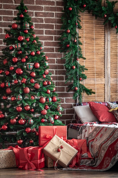 Weihnachtsschlafzimmerinnenraum mit rotgrünen Farben mit einem Weihnachtsbaum
