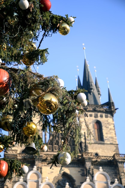 Weihnachtsschmuck an einem Baum in der Innenstadt