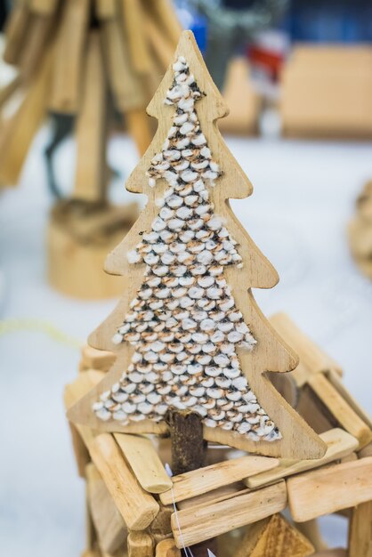 Weihnachtsschmuck an einem Weihnachtsbaum. Weihnachtsschmuck wie Tannenbaum