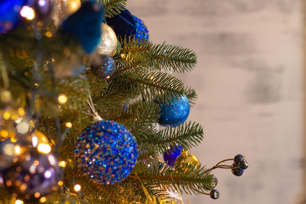 Weihnachtsschmuck auf dem Baum Nahaufnahme Kugeln Girlanden Spielzeug