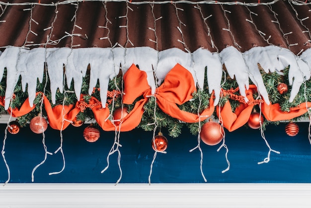 Weihnachtsschmuck auf dem Dach