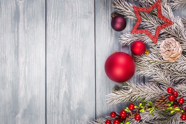 Foto weihnachtsschmuck auf dem hölzernen hintergrund. kopieren sie platz für text.