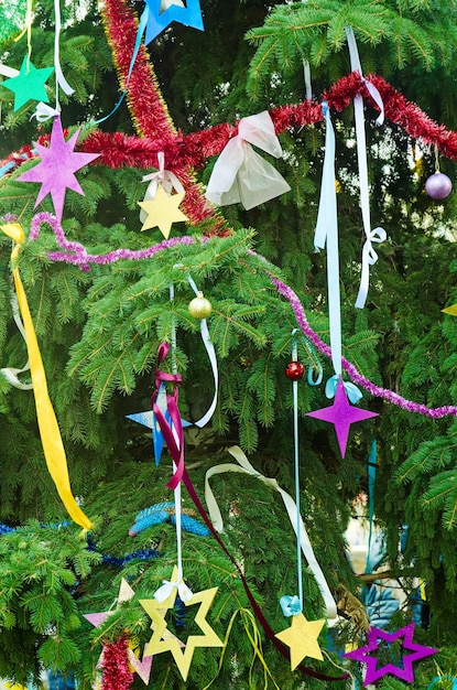 Weihnachtsschmuck auf den Tannenzweigen, Feiertagshintergrund