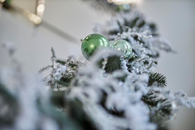 Weihnachtsschmuck auf einem festlichen Baum. Festlicher traditioneller Hintergrund für das neue Jahr.