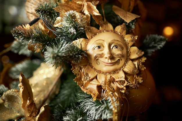 Weihnachtsschmuck auf einem festlichen Baum. Festlicher traditioneller Hintergrund für das neue Jahr.