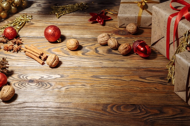 Foto weihnachtsschmuck auf hölzernem hintergrund