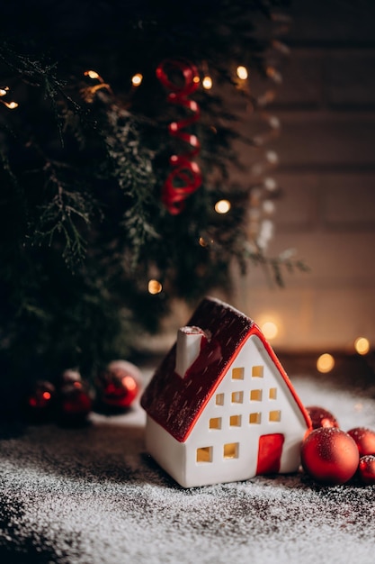 Weihnachtsschmuck ein Haus mit einer Kiefer