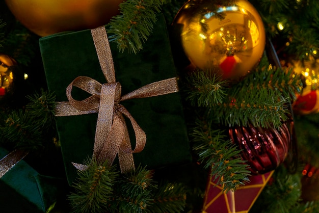 Weihnachtsschmuck für den Weihnachtsbaum Unscharfer Feiertagshintergrund