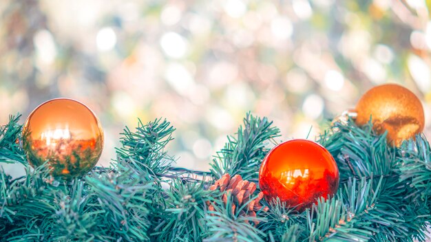 Weihnachtsschmuck Goldkugel und rote Kugel mit verschwommenem Bokeh-Licht