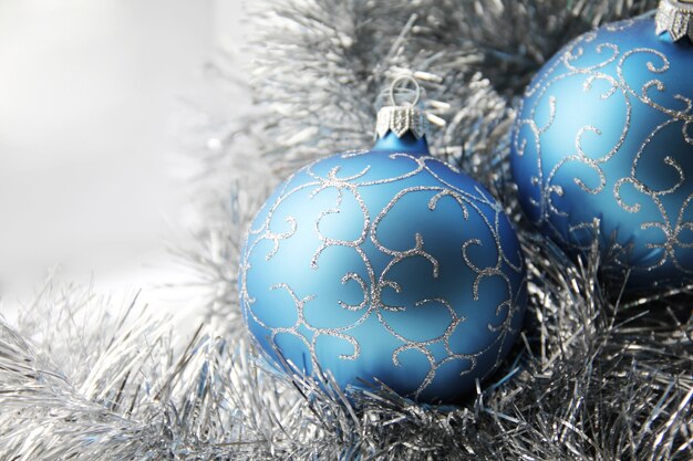 Weihnachtsschmuck in blauer Farbe hautnah