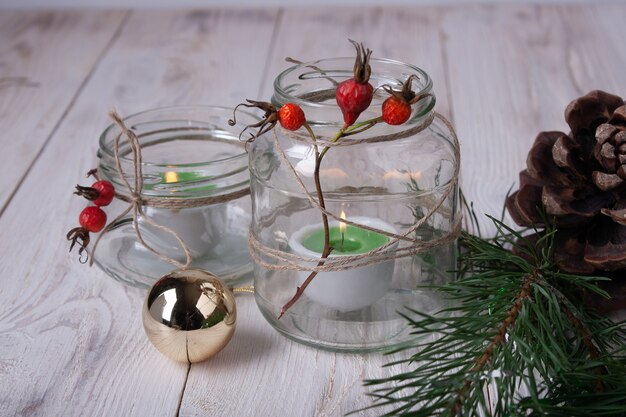 Weihnachtsschmuck in einer Holzkiste, ein Leuchter im Glas