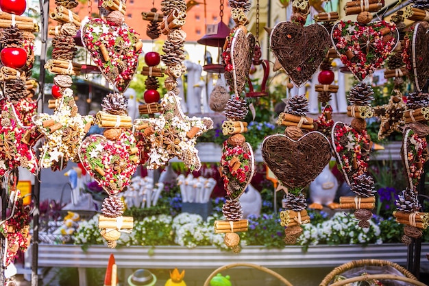 Weihnachtsschmuck in Form von Sternen und Herzen Luft in Deutschland