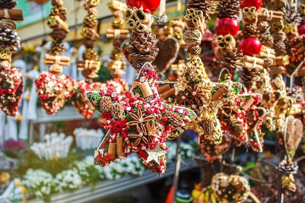 Weihnachtsschmuck in Form von Sternen und Herzen Messe in Deutschland