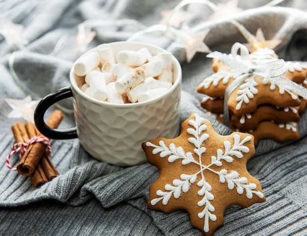 Weihnachtsschmuck, Kakao und Lebkuchen. Weißer hölzerner Hintergrund.