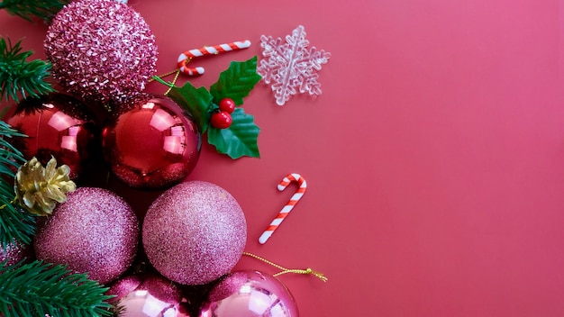 Weihnachtsschmuck, Kiefer, rosa Kugeln, Schneeflocken auf rosa Hintergrund