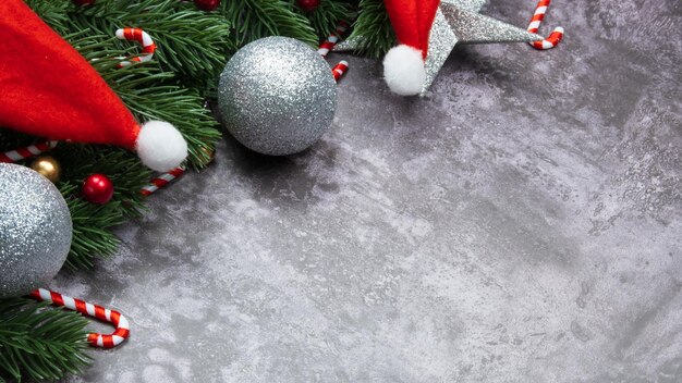 Weihnachtsschmuck Kiefer verlässt Kugeln Beeren auf Grunge-Hintergrund