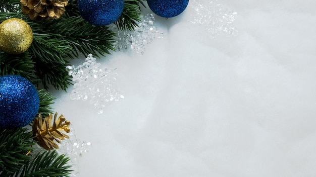 Weihnachtsschmuck, Kiefernblätter, Bälle, Beeren auf schneeweißem Hintergrund, Weihnachtskonzept