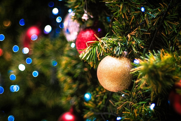 Weihnachtsschmuck Kugeln Weihnachtszwiebeln oder Weihnachtsblasen schmücken den Baum