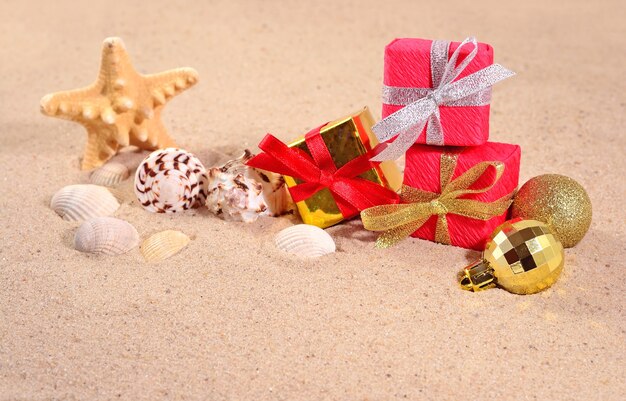 Weihnachtsschmuck Muscheln und Seesterne auf einem Strandsand