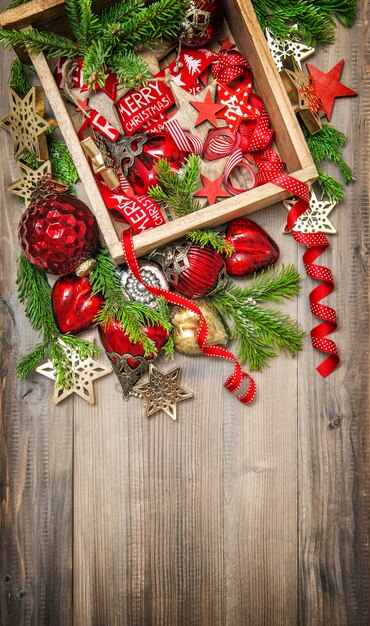 Weihnachtsschmuck rote Sterne, Kugeln, Bänder. Vintage-Stil Weihnachtsbaum Ornamente retro getönt