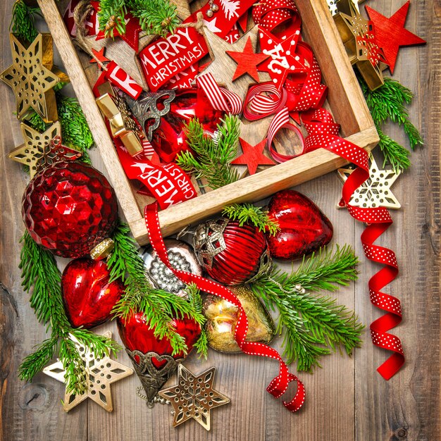 Weihnachtsschmuck rote Sterne, Kugeln, Bänder. Weihnachtsbaumschmuck im Vintage-Stil in leuchtenden Farben