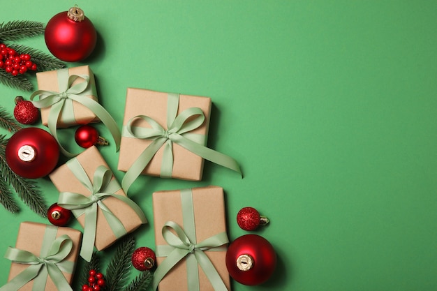 Weihnachtsschmuck und Geschenke auf einer farbigen Hintergrundansicht von oben